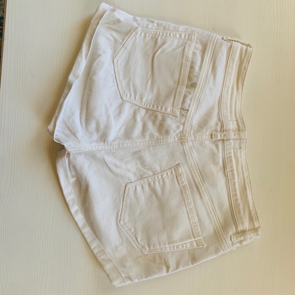 White shorts with floral detail - Picture 2 of 3